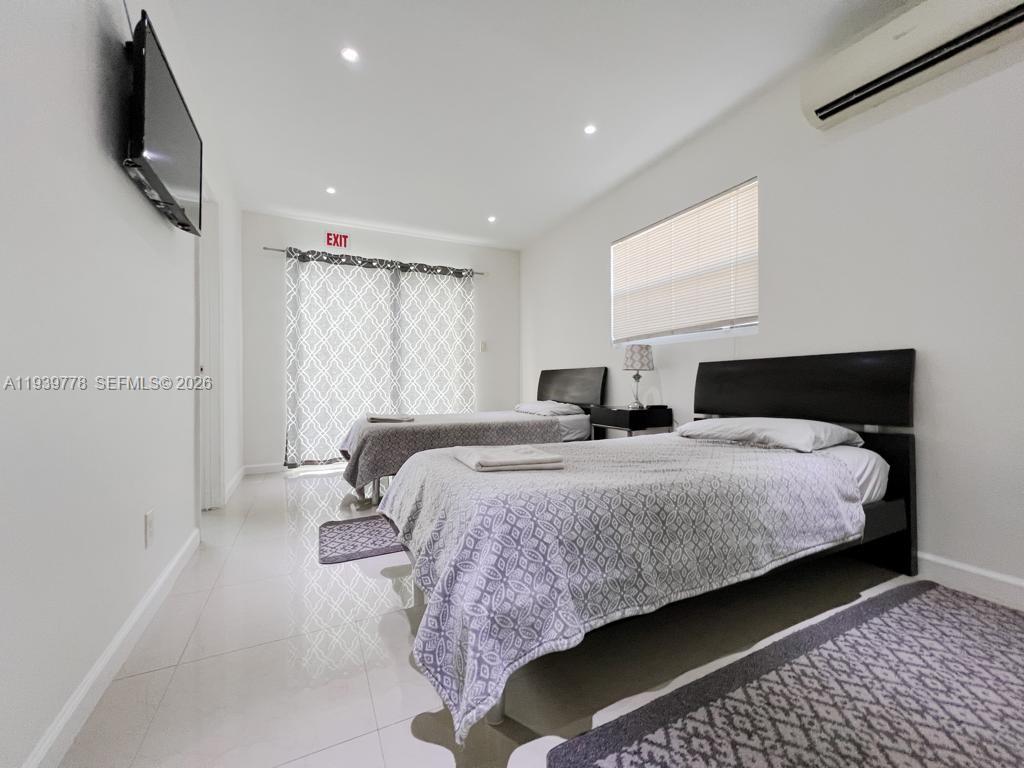 HOLLYWOOD PARK - Residential Lease