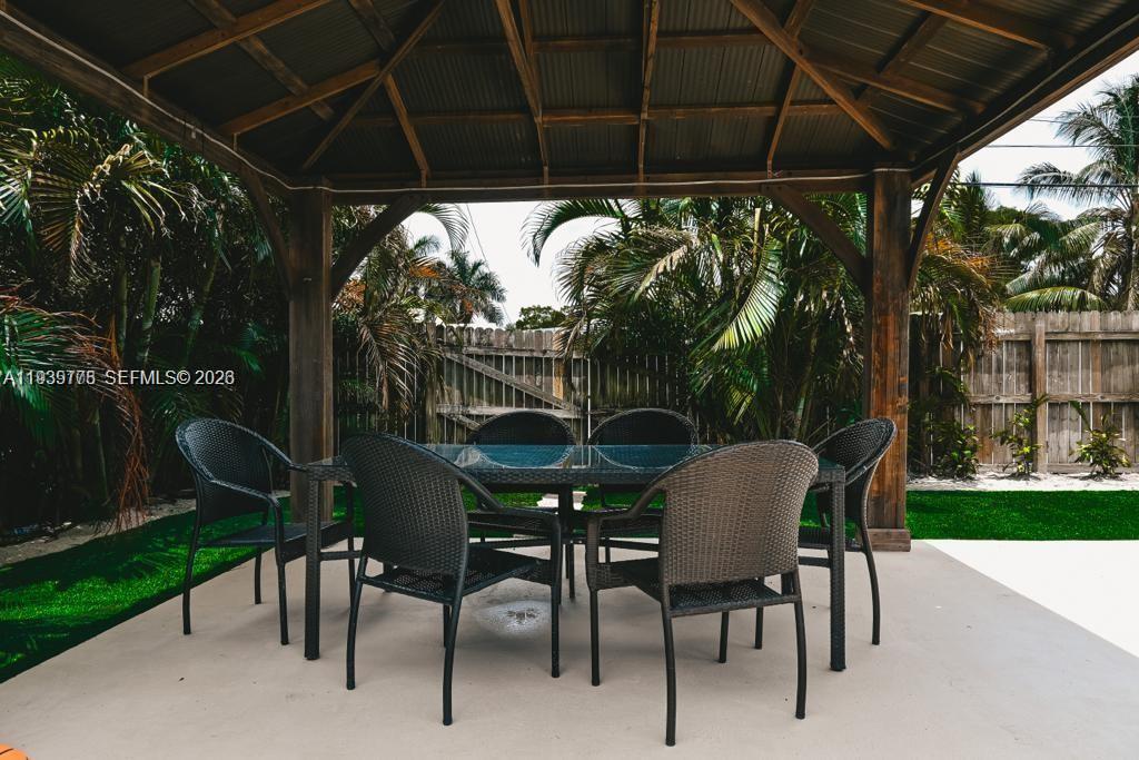 HOLLYWOOD PARK - Residential Lease