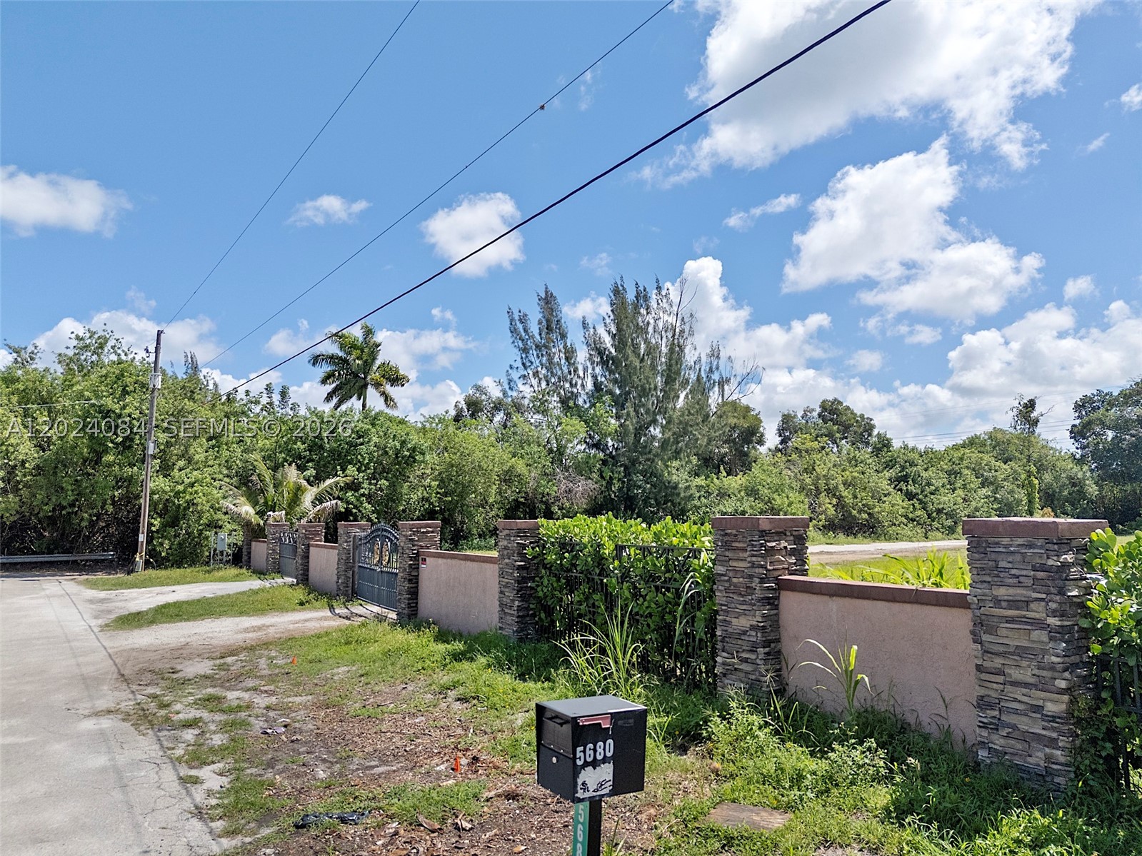 5680 Pinetree Rd