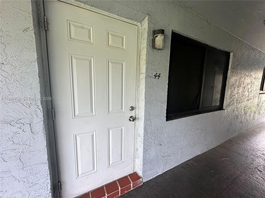 SECTION 8 Welcomed. Cozy 2/1 Apartment. Close to major roads, schools, shopping, and parks. Quick move-in available. The landlord is looking for long-term tenants.