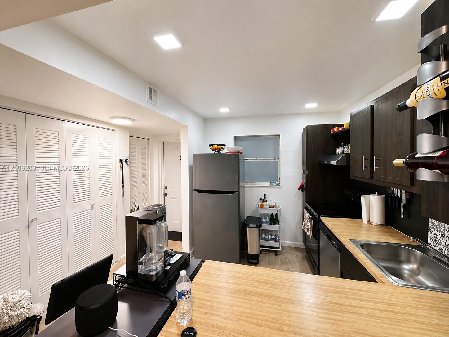 SANDS POINT CONDOMINIUM V - Residential