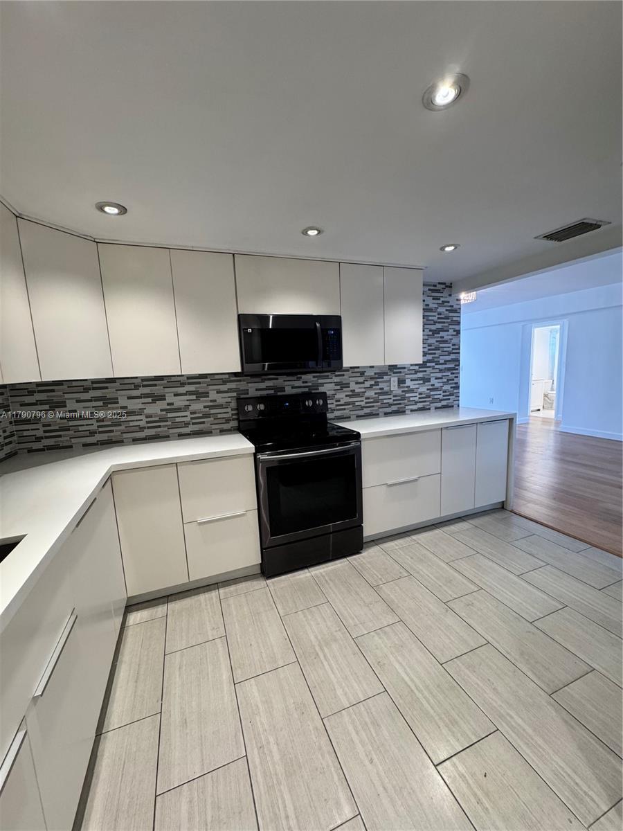 Rental Property at 1470 Ne 125th Ter Ph7, North Miami, Miami-Dade County, Florida - Bedrooms: 3 
Bathrooms: 2  - $3,000 MO.