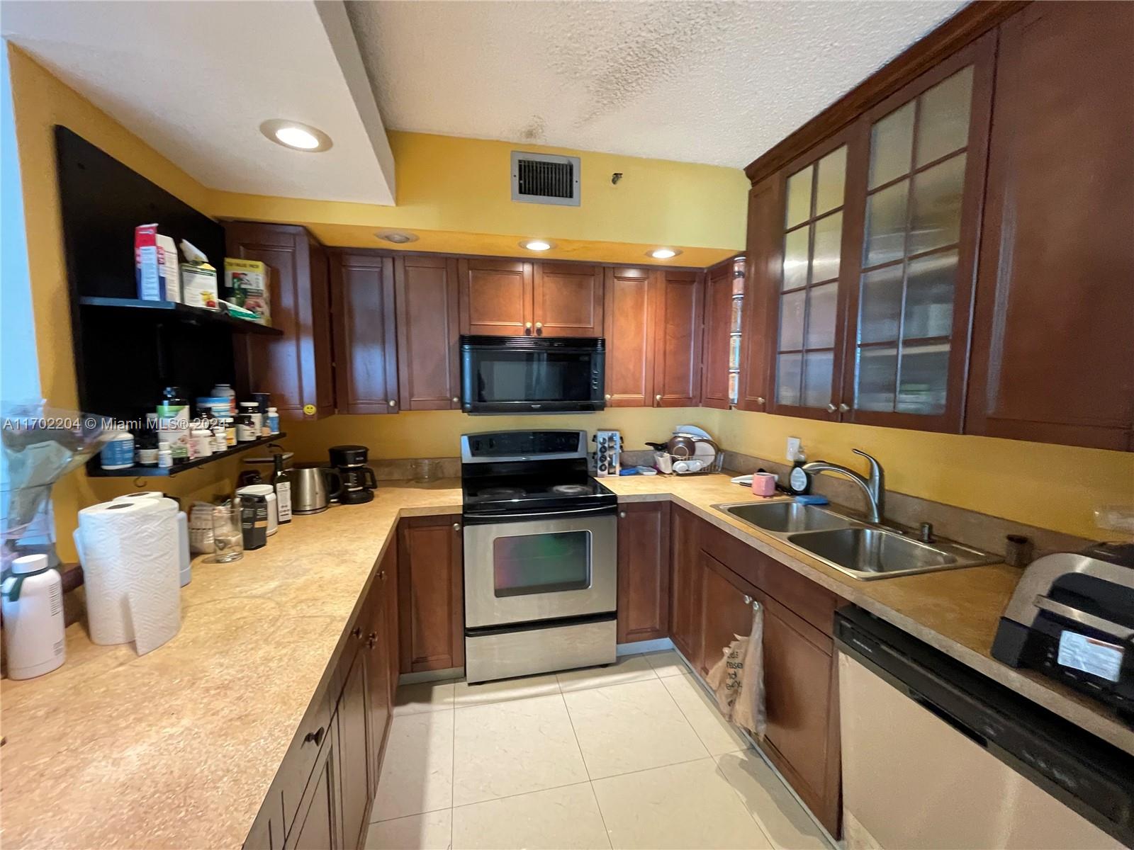 HILLCREST EAST NO 20 COND - Residential