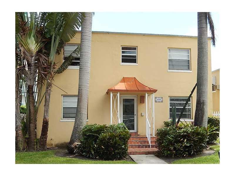 Lovely 1 Bedroom rental in boutique building with a small bay view. The building is secured with a key locked entrance and includes 1 assigned parking spot and water. Conveniently located near 195, Midtown, Design District, Biscayne Blvd and a short dista nce to the bay. Beautiful hard wood floors, large living room, kitchen nook, remote controlled AC units.