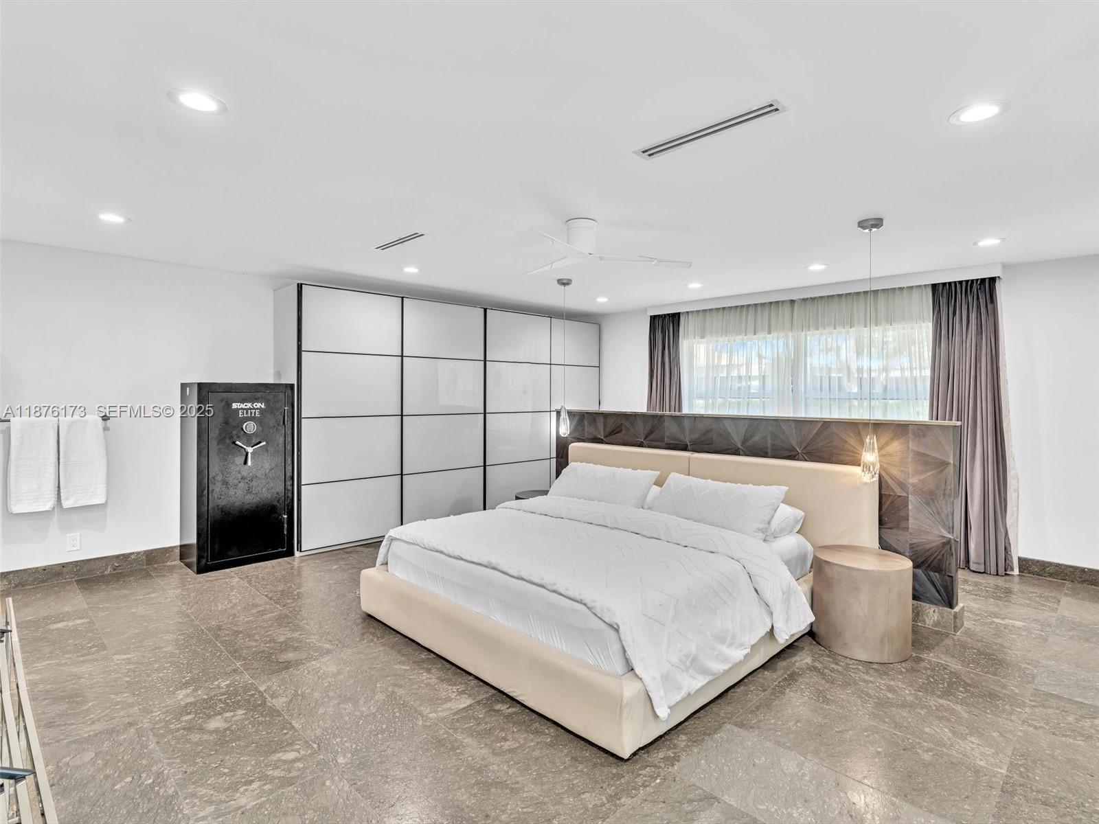 HOLLYWOOD LAKES SECTION - Residential