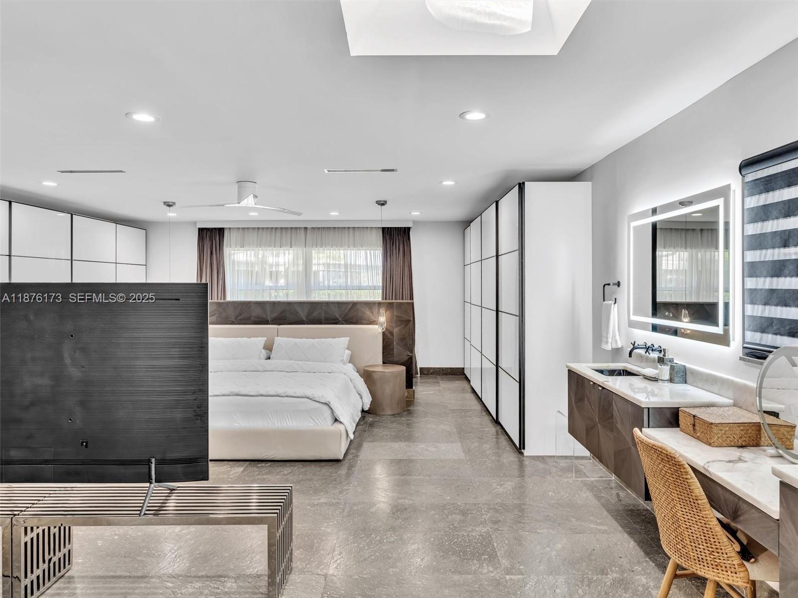 HOLLYWOOD LAKES SECTION - Residential