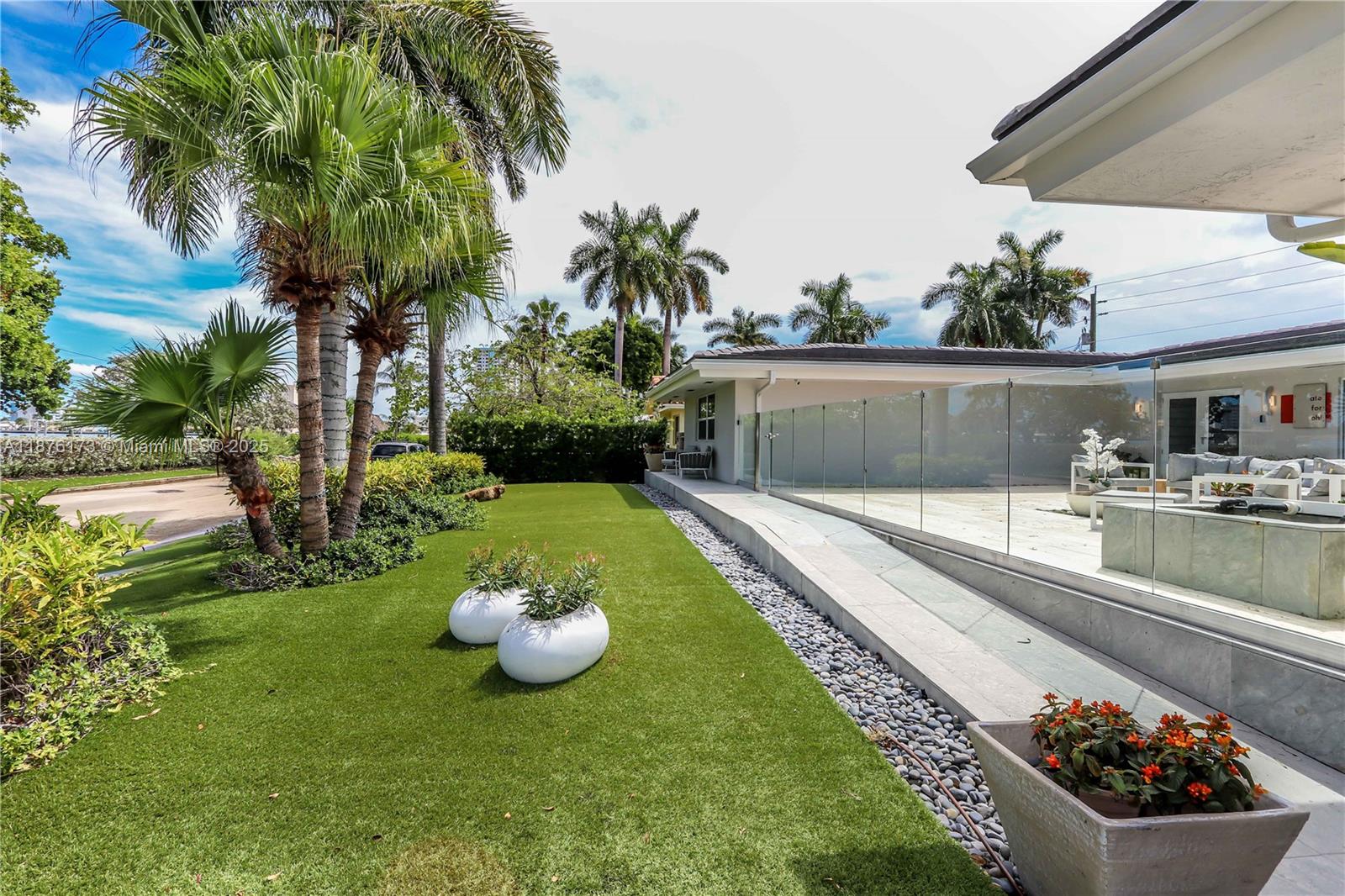 HOLLYWOOD LAKES SECTION - Residential