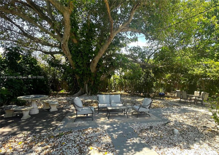 Fully furnished, centrally located in the highly desirable area, minutes to the beach, Downtown Fort Lauderdale & Las Olas. All utilities included, parking included, pet friendly with large, mature lanscapped yard spaces