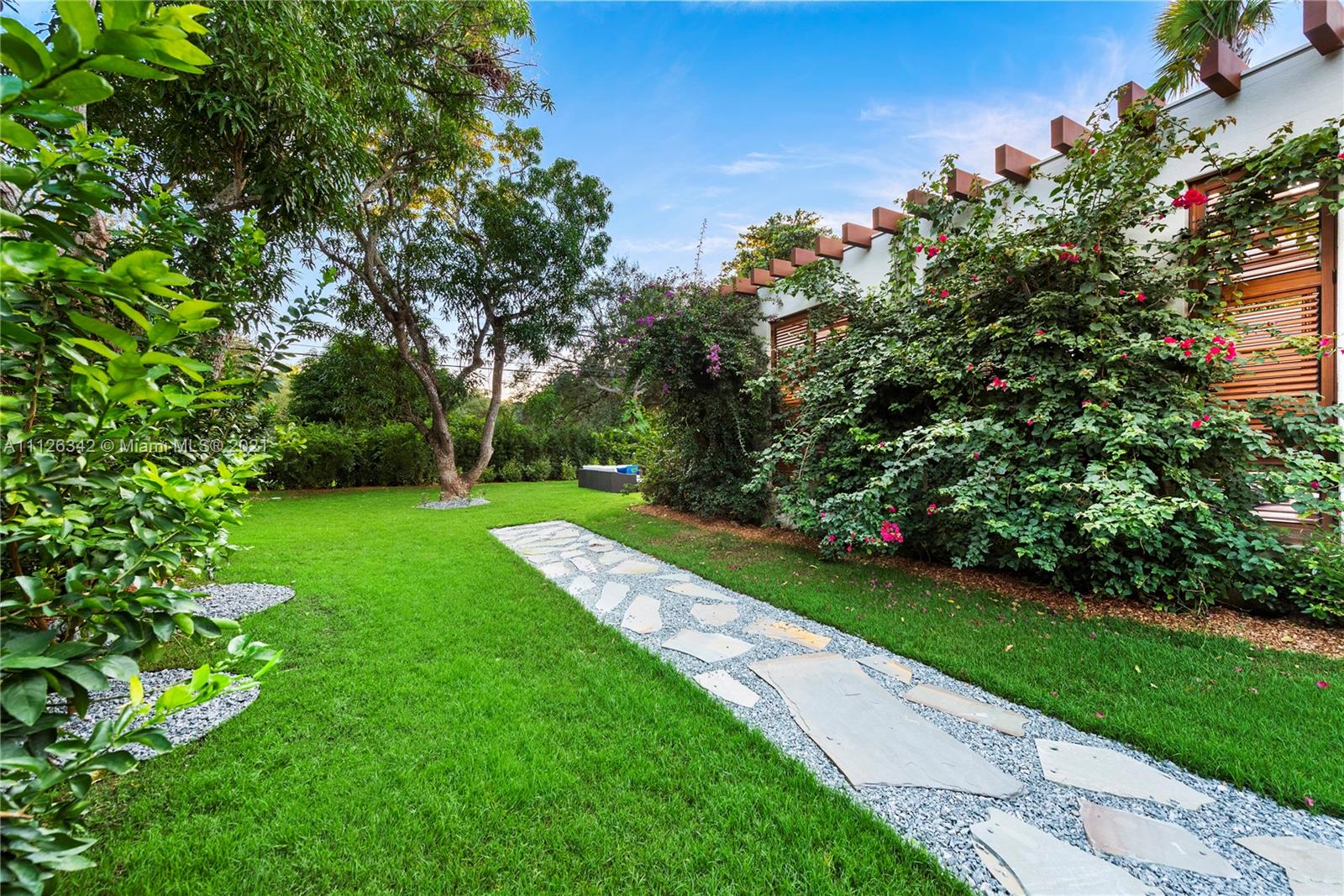 TOWN & COUNTRY ESTATES - Residential