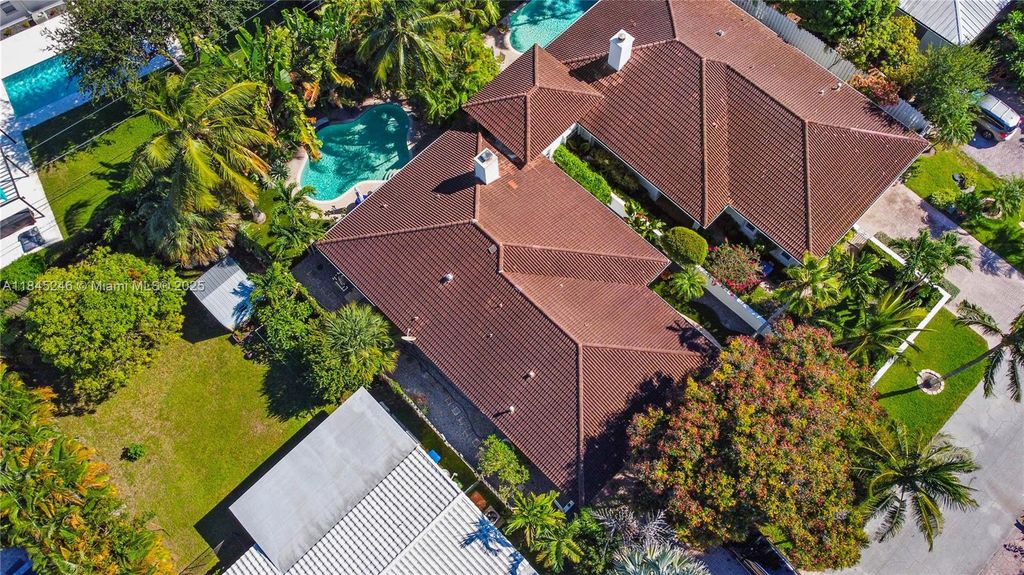 Photo of 810 NE 21st Dr, Wilton Manors, FL 33305 (MLS # A11845246)