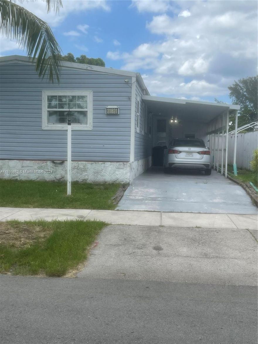 Excellent property for a new and up and coming family. 3/2 or it can be use as a 2/1 and a 1/1 apartment. With great view to the lake