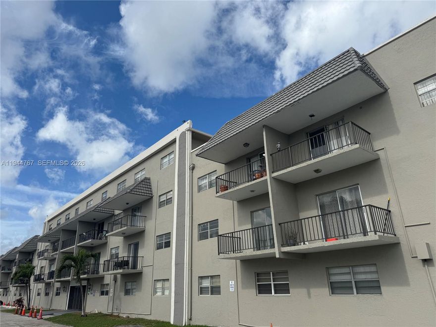 Two bedr, 1 Bath in Pembroke Park. Cozy with central AC, dishwasher, open space for kitchen, tile and wood-laminate flooring throughout. On-site laundry, CLOSE TO I-95, US-441 and Hallandale Beach Blvd. 1st last and security deposit required.