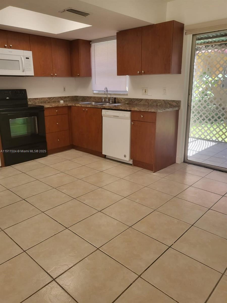 ROYAL OAKS TOWNHOUSE 4 CO - Residential Lease