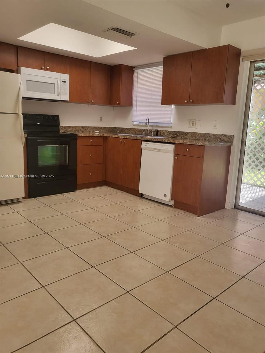 ROYAL OAKS TOWNHOUSE 4 CO - Residential Lease