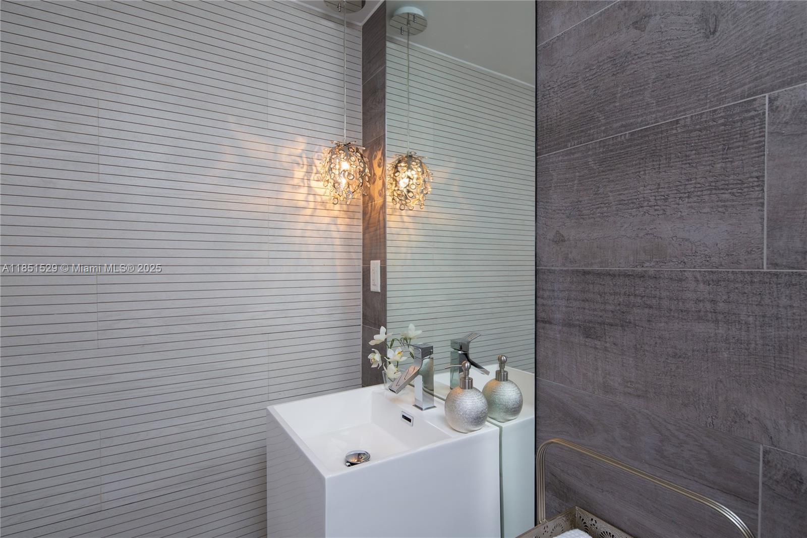 5 53 42 .53 AC BELVIDERE - Residential