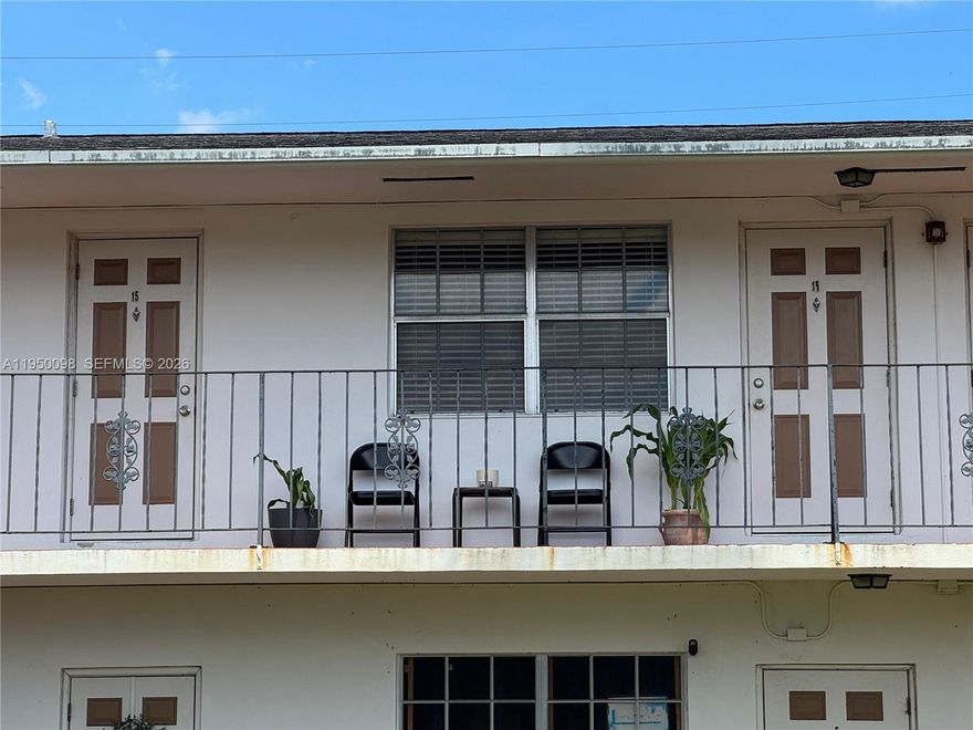 Bright and well-maintained 1BD/1BA unit featuring a remodeled bathroom, spacious living and dining area, and a generously sized bedroom with ample closet space. Great opportunity in the heart of Hollywood—don’t miss it!