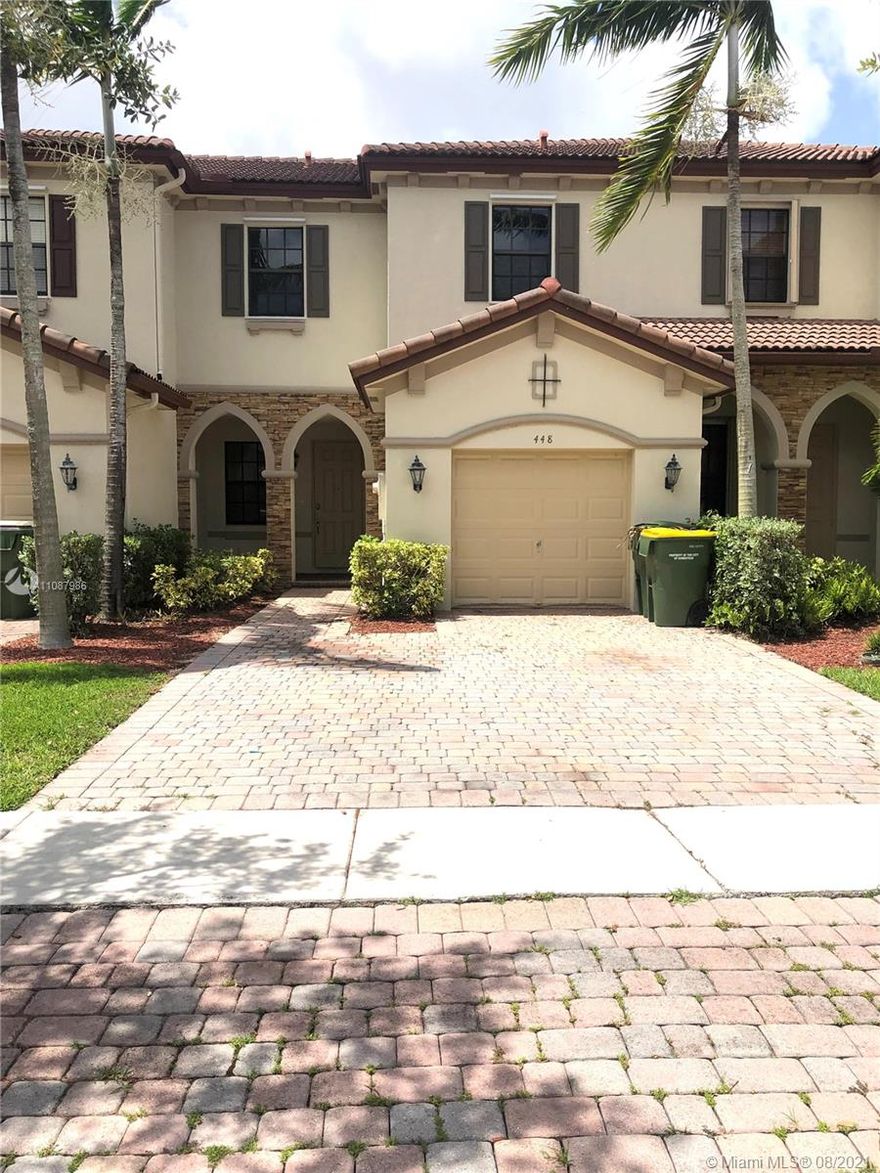 Beautiful 3bd/2 1/2 baths Townhouse at the Baywinds of Galapagos! Lovely kitchen, breakfast counter, recently painted and completely remodeled. Spacious fenced backyard, garage, washer and dryer, walking closet, spacious bedrooms, 2006 construction!!! Beautiful community with many amenities, such as pool, splash park for kids, gym, and clubhouse. Great location and close to restaurants, shopping, school, and more... Make this your home today!