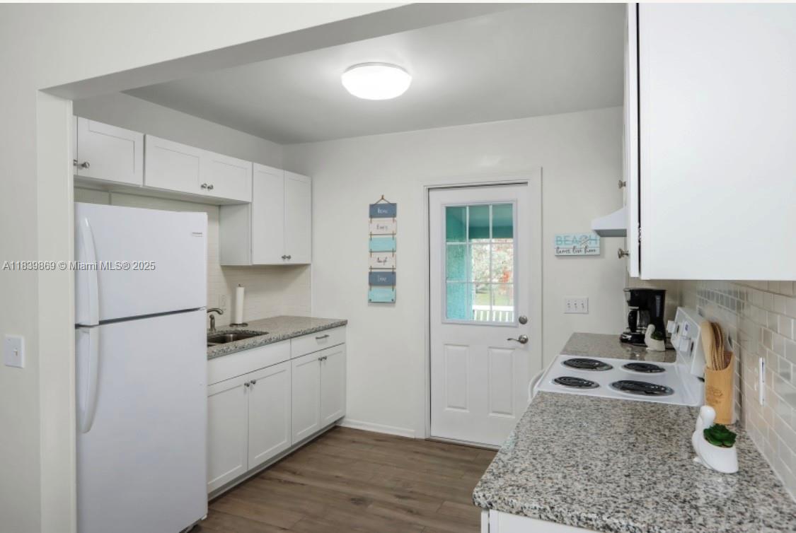 TROPICAL BEACH - Residential Lease