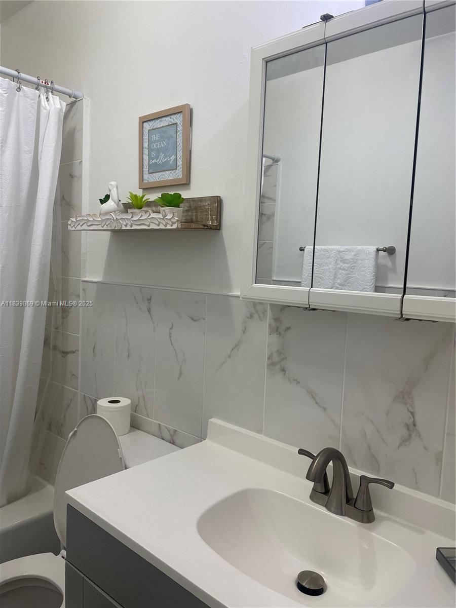 TROPICAL BEACH - Residential Lease