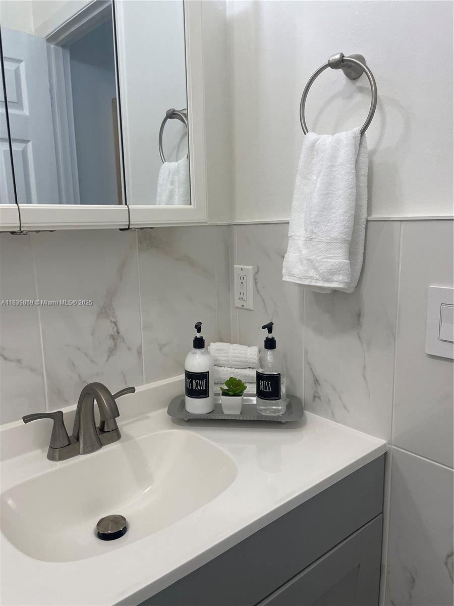 TROPICAL BEACH - Residential Lease