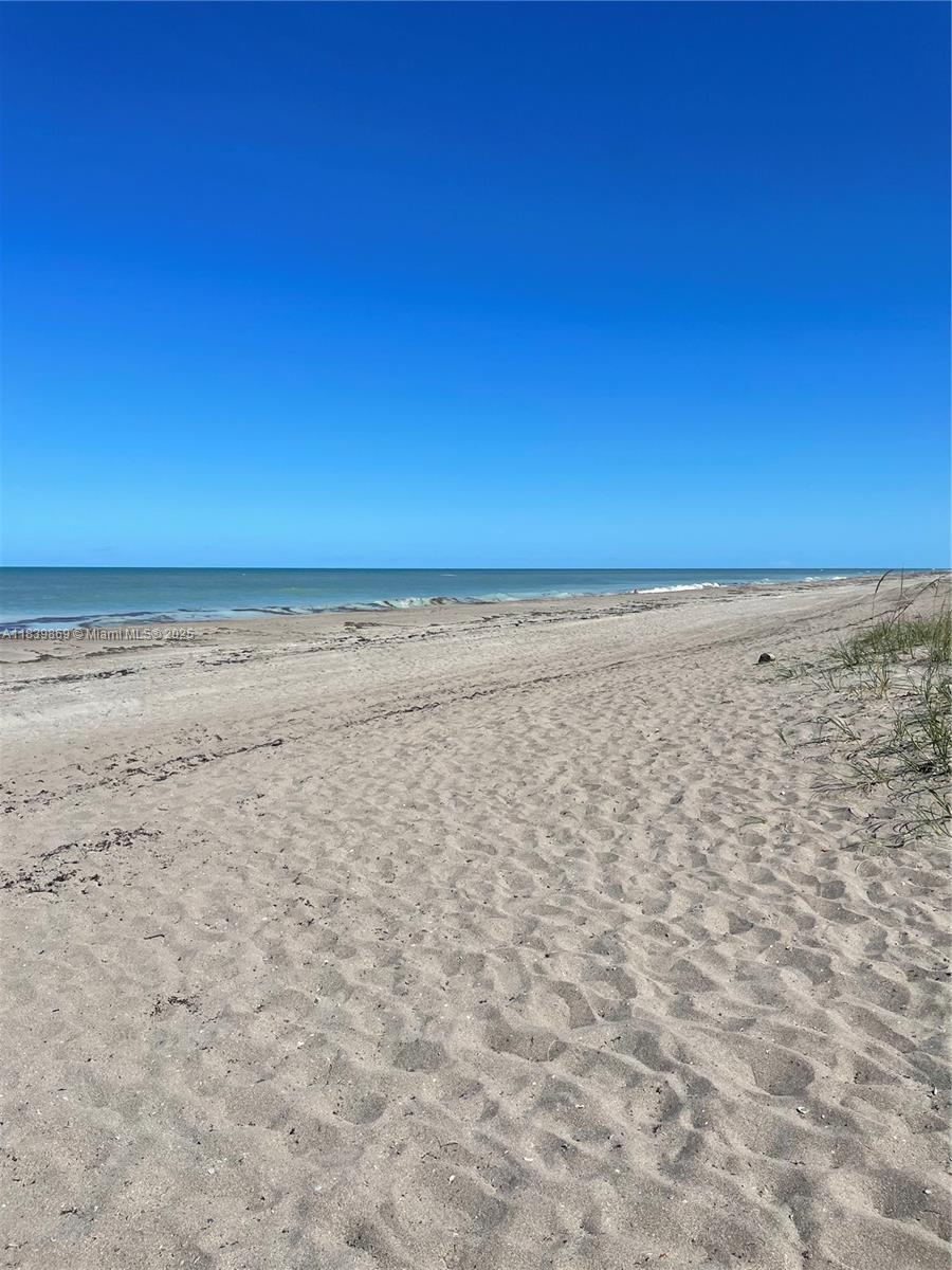 TROPICAL BEACH - Residential Lease