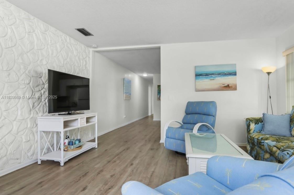 TROPICAL BEACH - Residential Lease