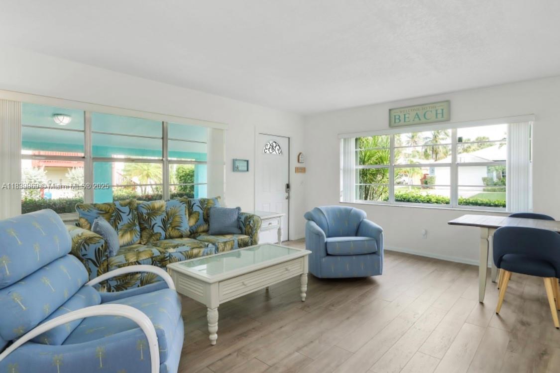 TROPICAL BEACH - Residential Lease