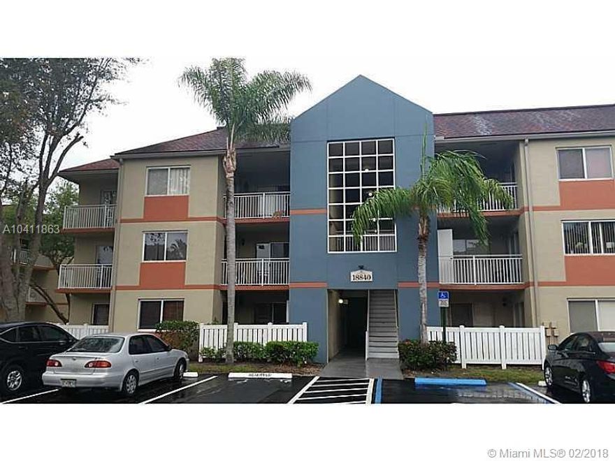 BEAUTIFUL 2 BED/2BA, CENTRALLY LOCATED, FEATURES UPDATED KITCHEN, TILE FLOORS, 2 BALCONIES,HIGH CELING,COMMUNITY POOL, TENNIS COURTS, GYM AND MORE