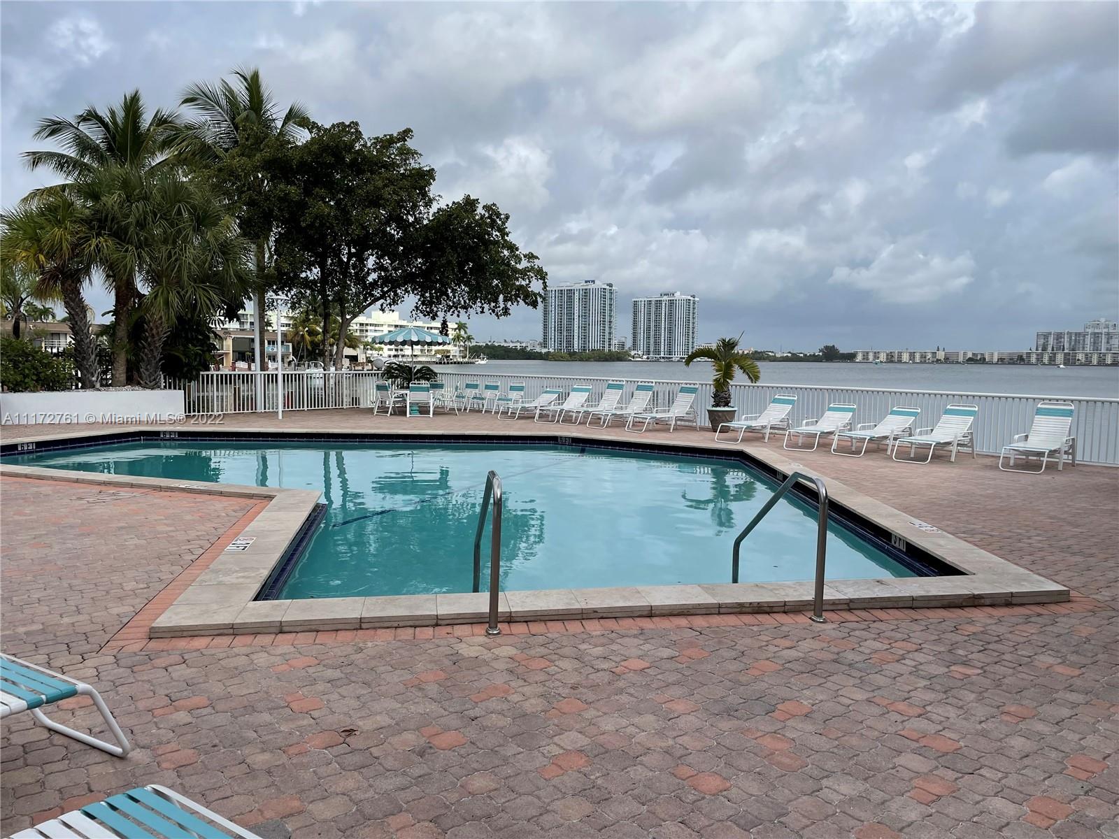 STRATFORD HOUSE CONDO - Residential