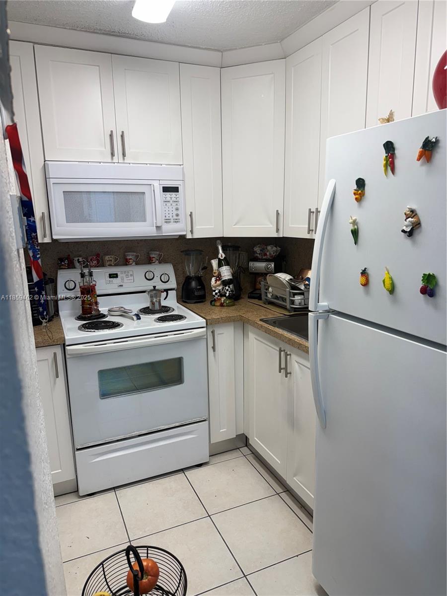 LAGO AZUL CONDO - Residential