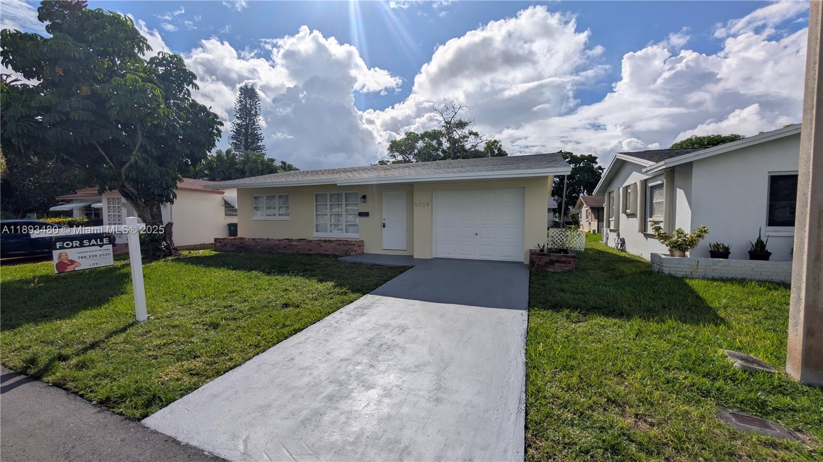 Unique opportunity in Mainlands of Tamarac Lakes 8.
Beautifully remodeled home located in a 55+ community with a peaceful atmosphere and great neighbors. This property features 2 bedrooms and 1 bathroom with 1,089 sq ft of living space, offering a modern and functional design.
Completely updated kitchen and bathroom with contemporary finishes.
Large tile flooring throughout the home.
New appliances.
New roof (September 2022).
Spacious family room and dining area.
Screened porch to enjoy the Florida lifestyle.
The community offers a clubhouse and pool, perfect for relaxing and socializing. Move-in ready with no renovations needed.
Restrictions: at least one occupant must be 55 years or older, all others must be 18+.
Seller is motivated.
