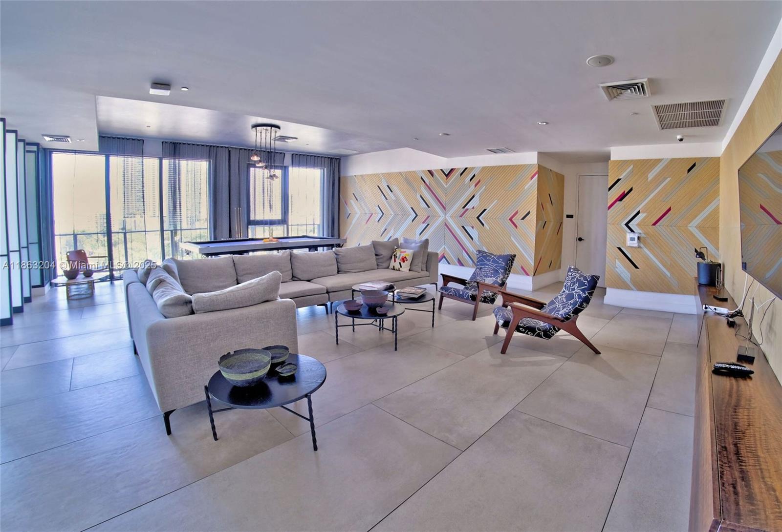 121 NE 34th St 2811
