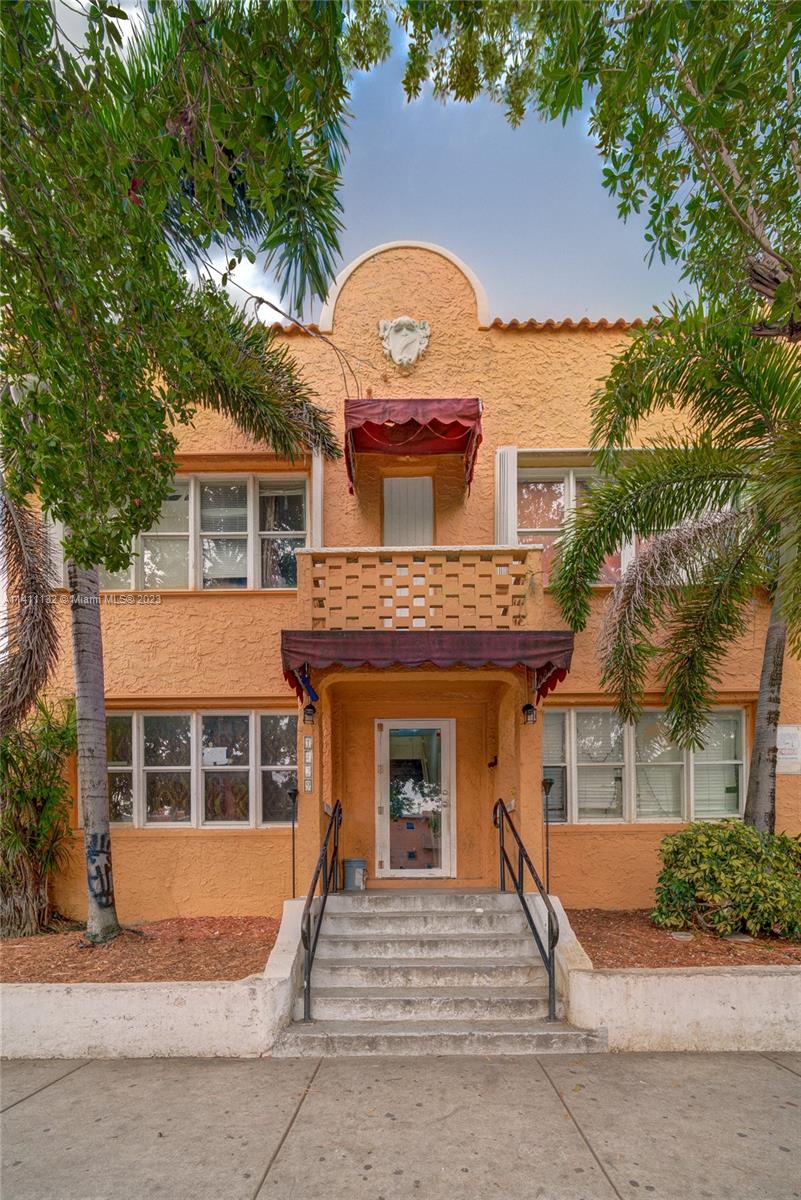 Spacious 3 bedroom,1 bathroom unit on 1st floor in a 2 story multi-family building. Fully remodeled, unit features central a/c and all wood floors, Stainless steel appliances, close to major roads and i-95. fee applies. first and last months rent plus one month security deposit required to move in. No HOA - fast approval. there is no laundry in the unit or in the building