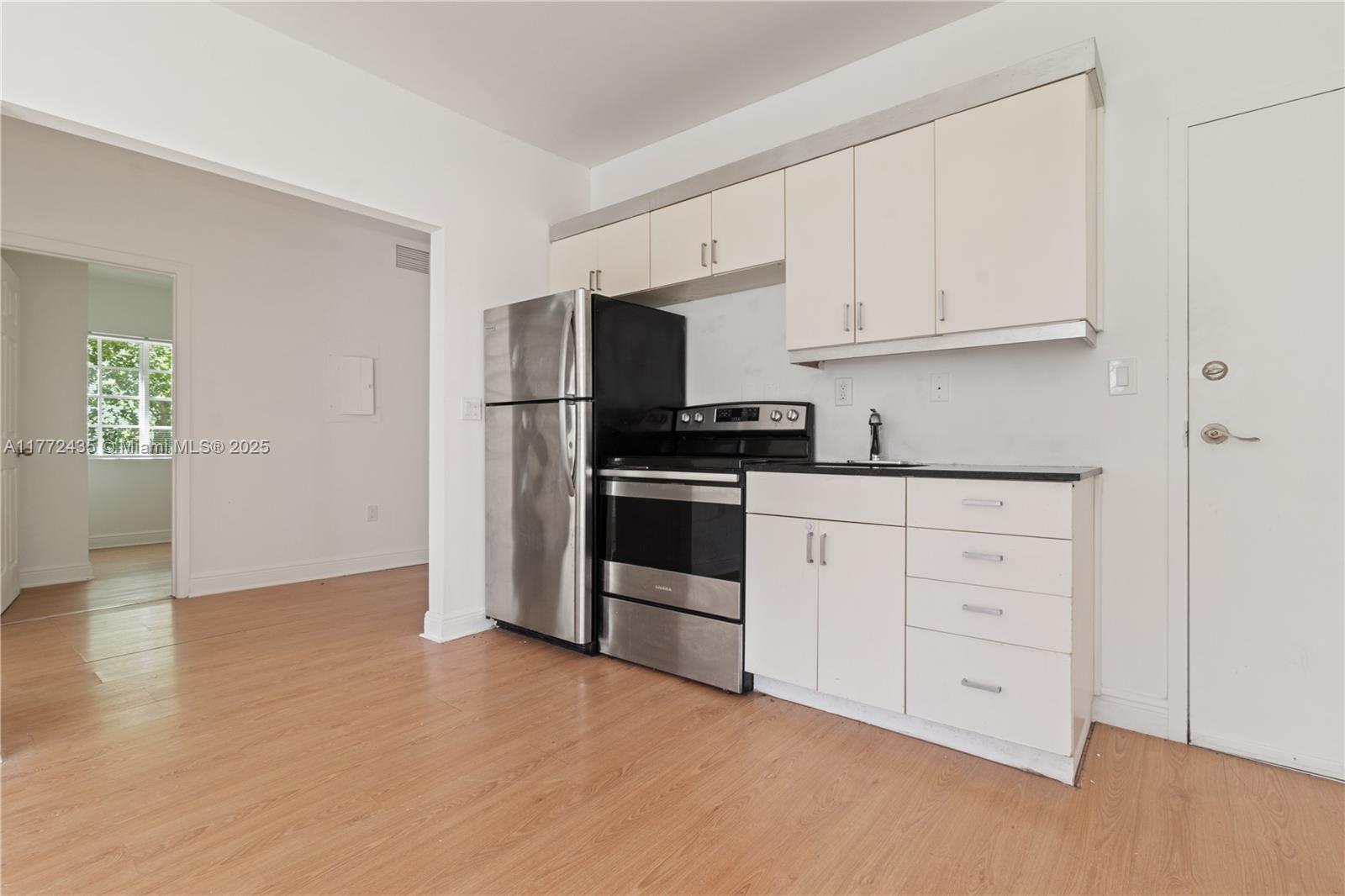 1219 Meridian Ave 4, Miami Beach, Miami-Dade County, Florida - 2 Bedrooms  
1 Bathrooms - 