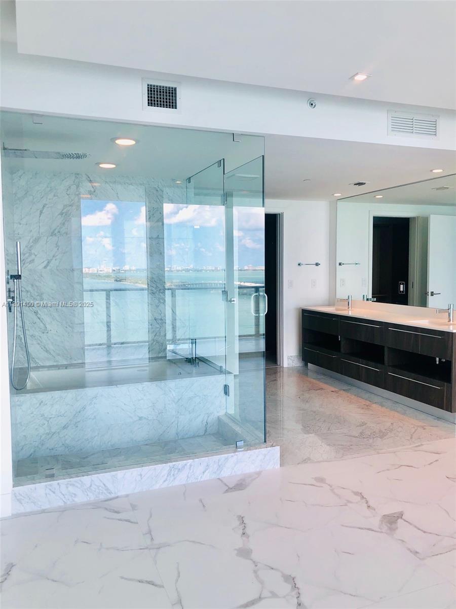 ONE PARAISO - Residential