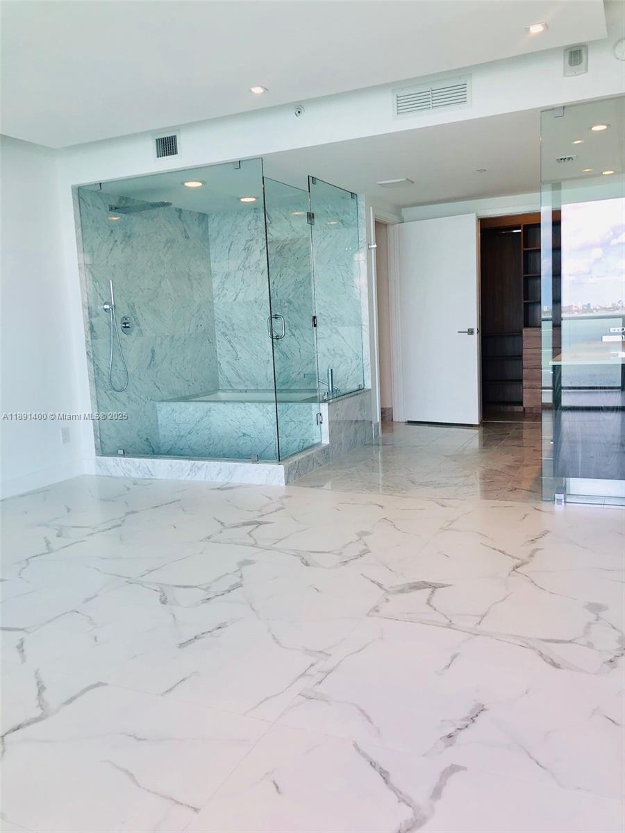 ONE PARAISO - Residential