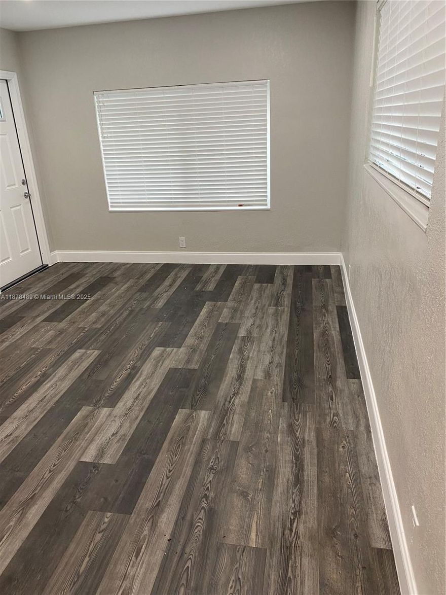 MOVE-IN READY BEAUTIFUL 2/2 DUPLEX  LOCATED IN DEERFIELD BEACH ONLY MINUTES TO THE BEACH. CLOSE TO SHOPPING, RESTAURANTS AND TRANSPORTATION. FULLY FENCED YARD RENT INCLUDES WATER & LAWN MAINTENANCE. FULL SIZE WASHER/DRYER.