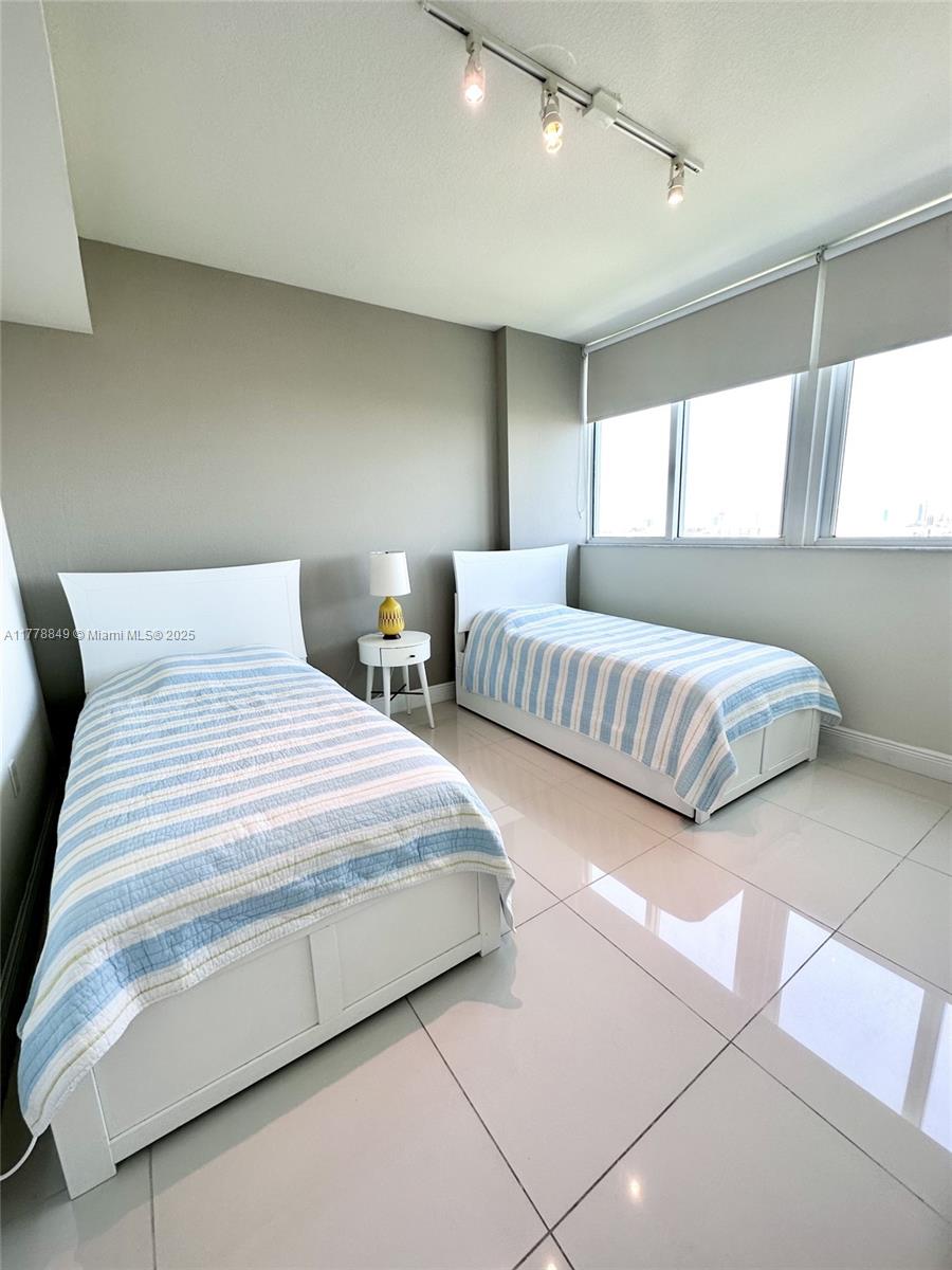 TERRAZAS RIVERPARK VILLAGE - Residential