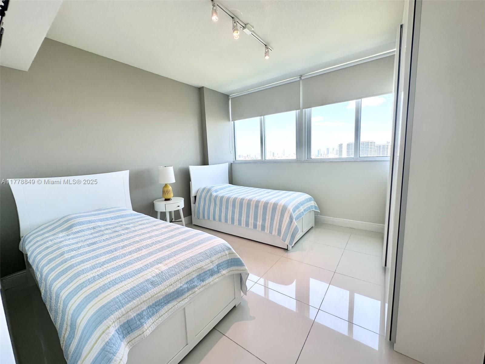 TERRAZAS RIVERPARK VILLAGE - Residential