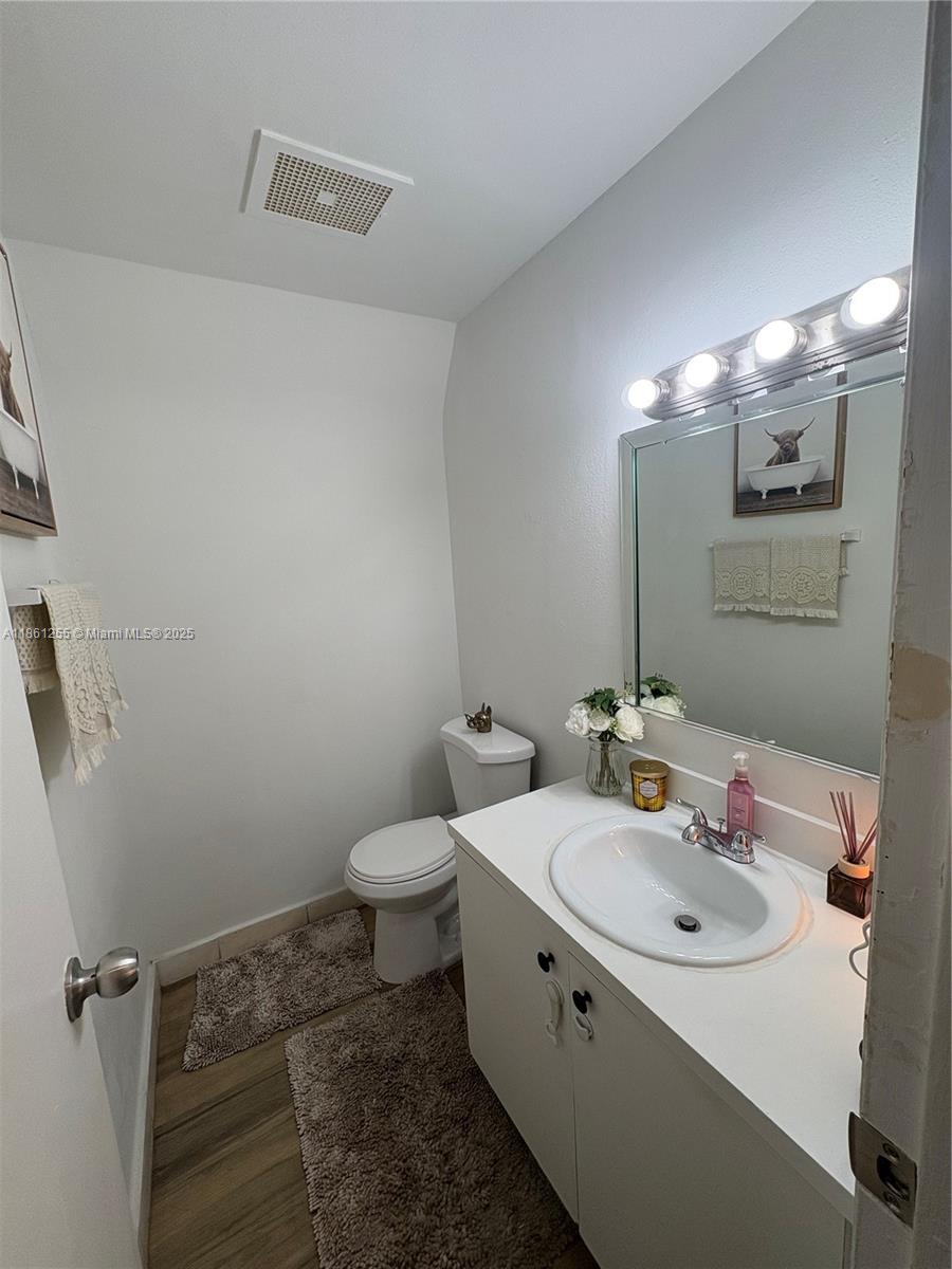 Very nice neighbourhood. This a is a 1 bedroom and 1 baths unit located in the 2nd floor. This is a gated community with Gym, barbecue area, Tennis court, Security Patrol, Parking and a very nice pool. Unit is vacant and can be shown from 9am to 2pm from Monday to Friday.
