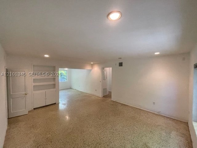 825 W 40th St 2