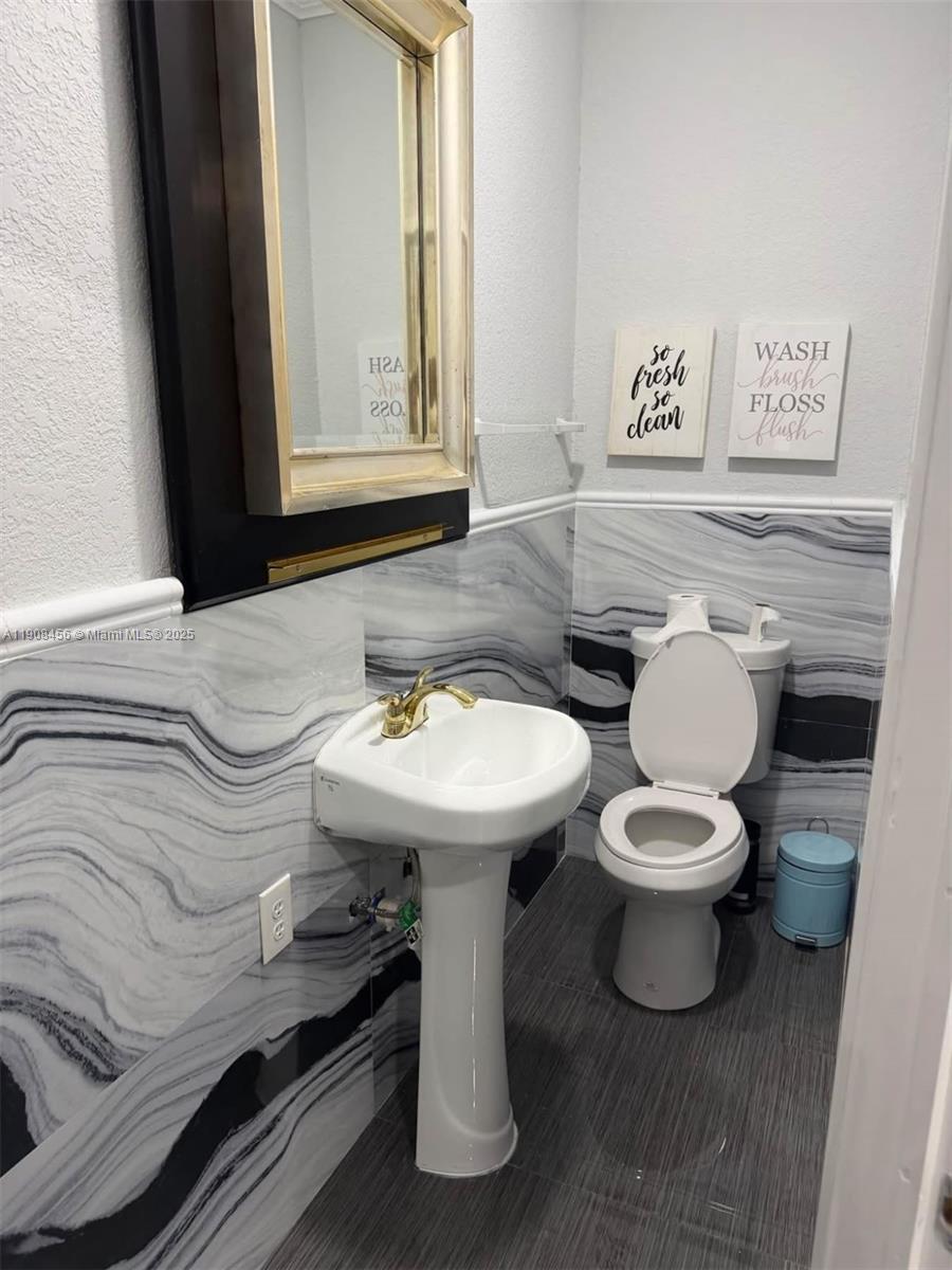 AB AT TAMIAMI TRAIL PHASE - Residential Lease