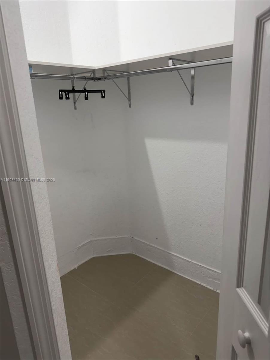 AB AT TAMIAMI TRAIL PHASE - Residential Lease