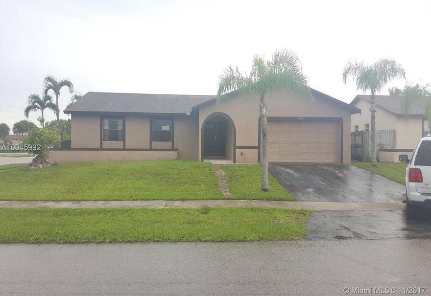 Nice 4/2 house in homestead. Great corner lot.
