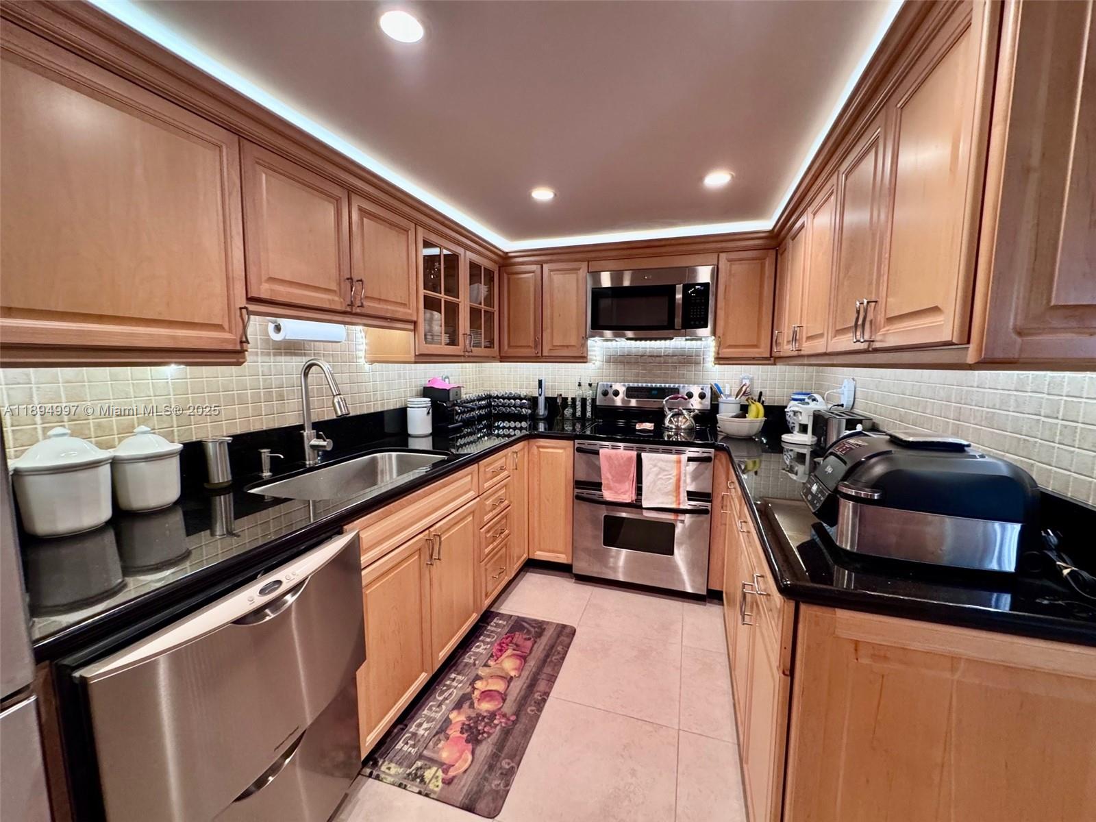 LE TRIANON CONDO - Residential Lease