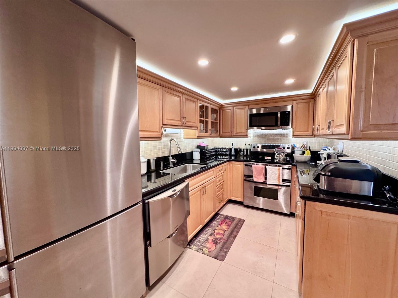 LE TRIANON CONDO - Residential Lease
