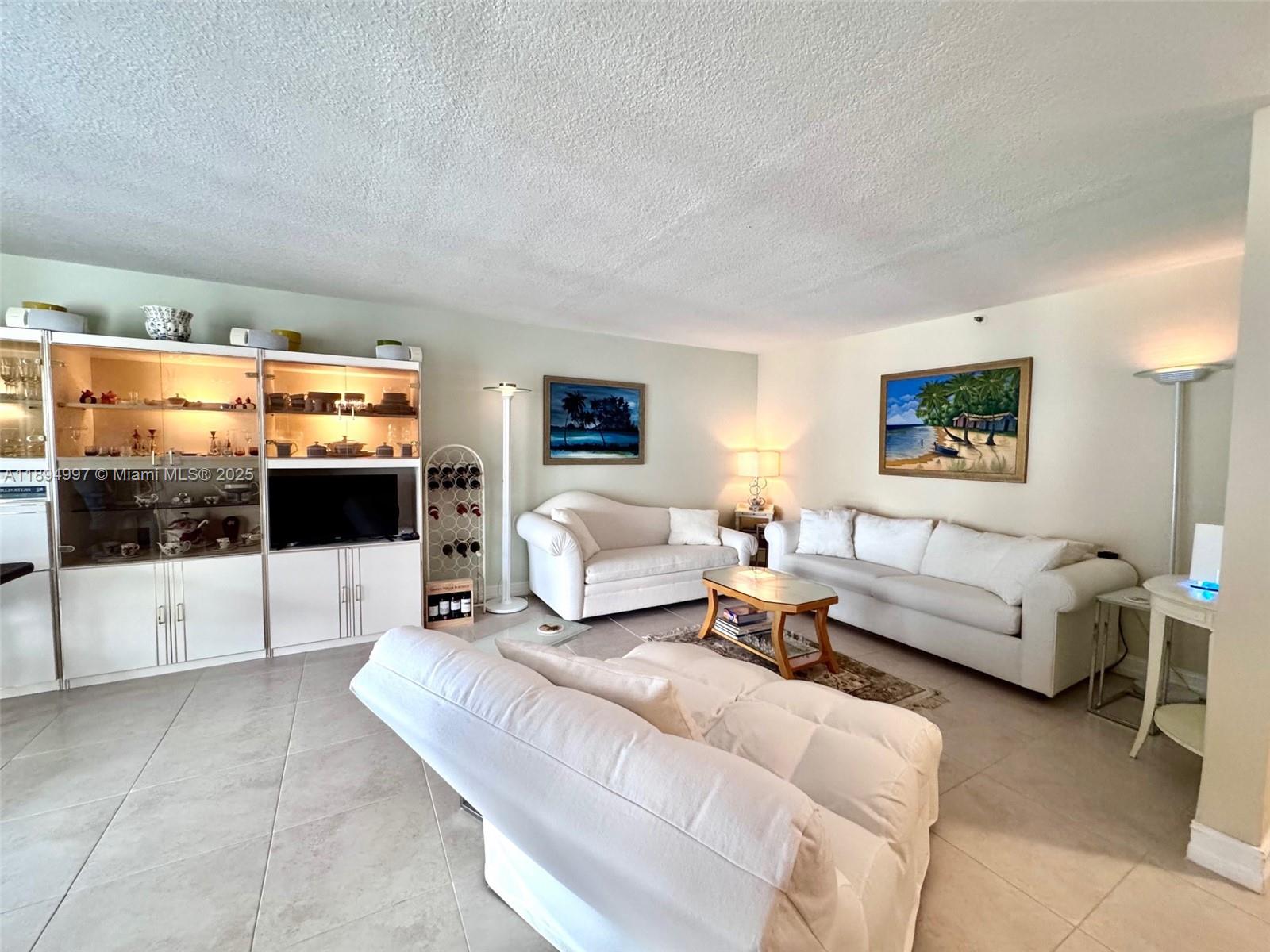 LE TRIANON CONDO - Residential Lease