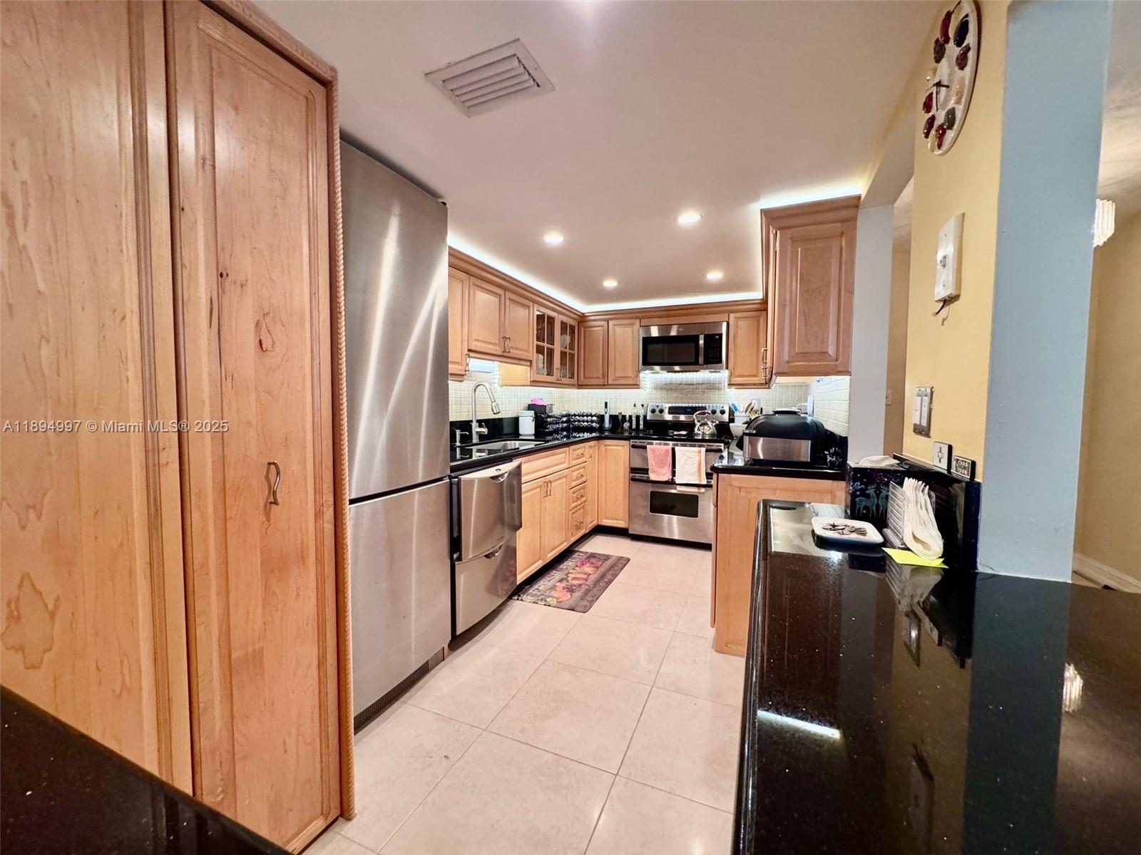 LE TRIANON CONDO - Residential Lease