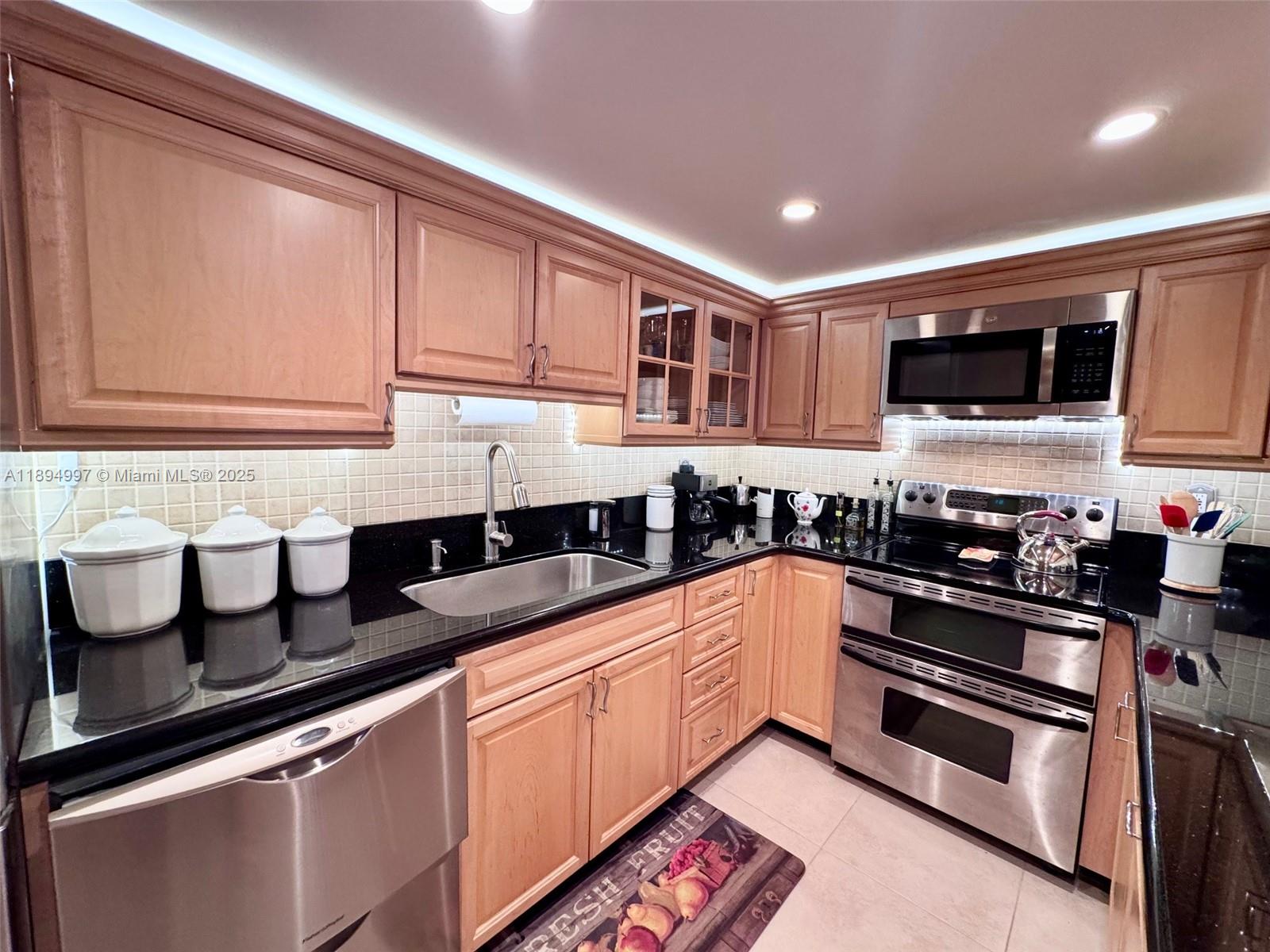 LE TRIANON CONDO - Residential Lease