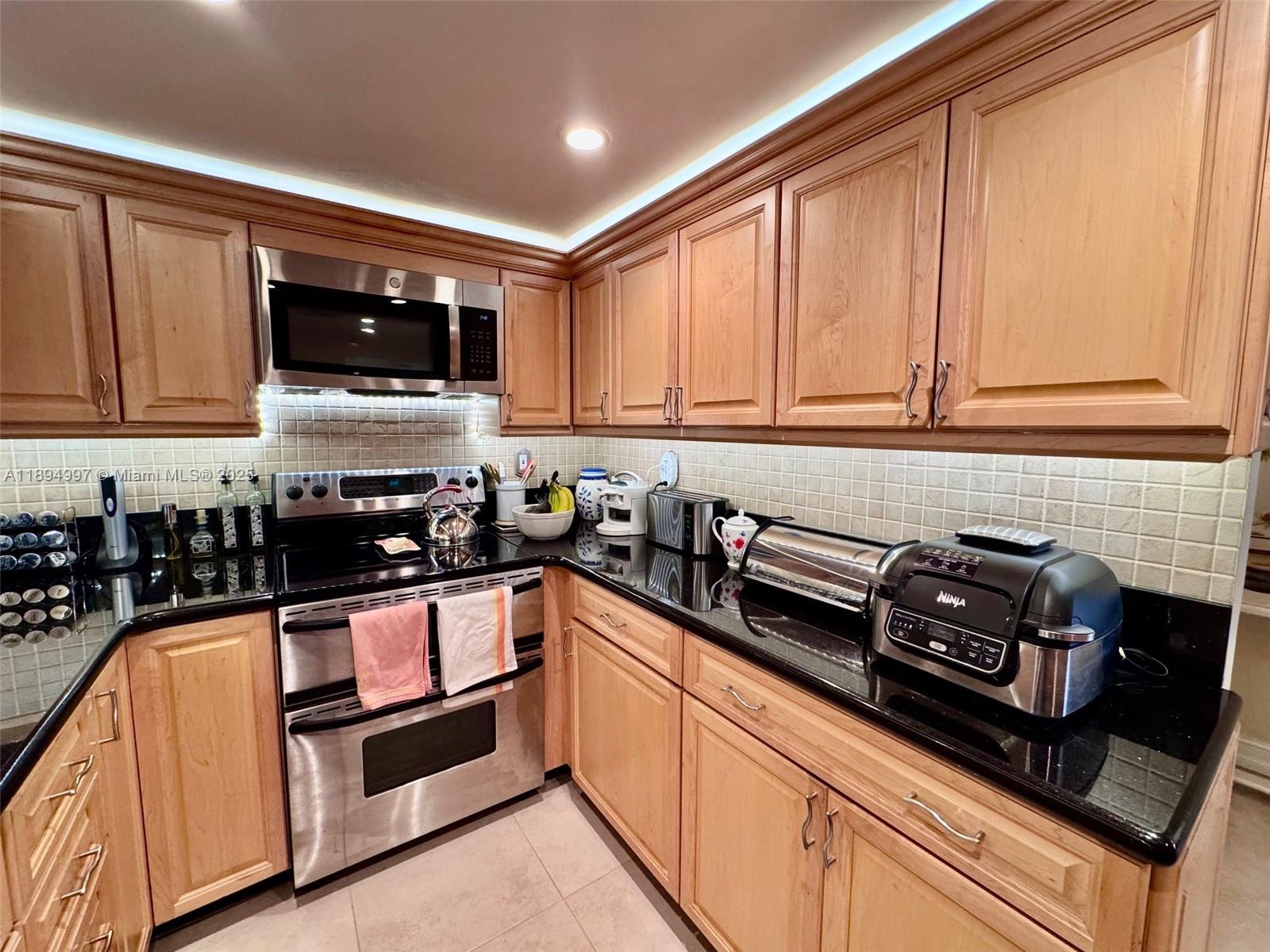 LE TRIANON CONDO - Residential Lease